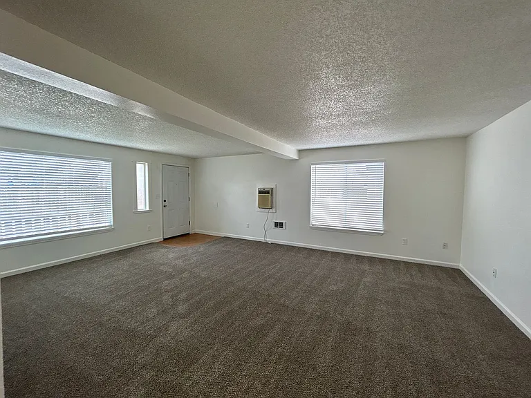 286 SW C St — Photo 4