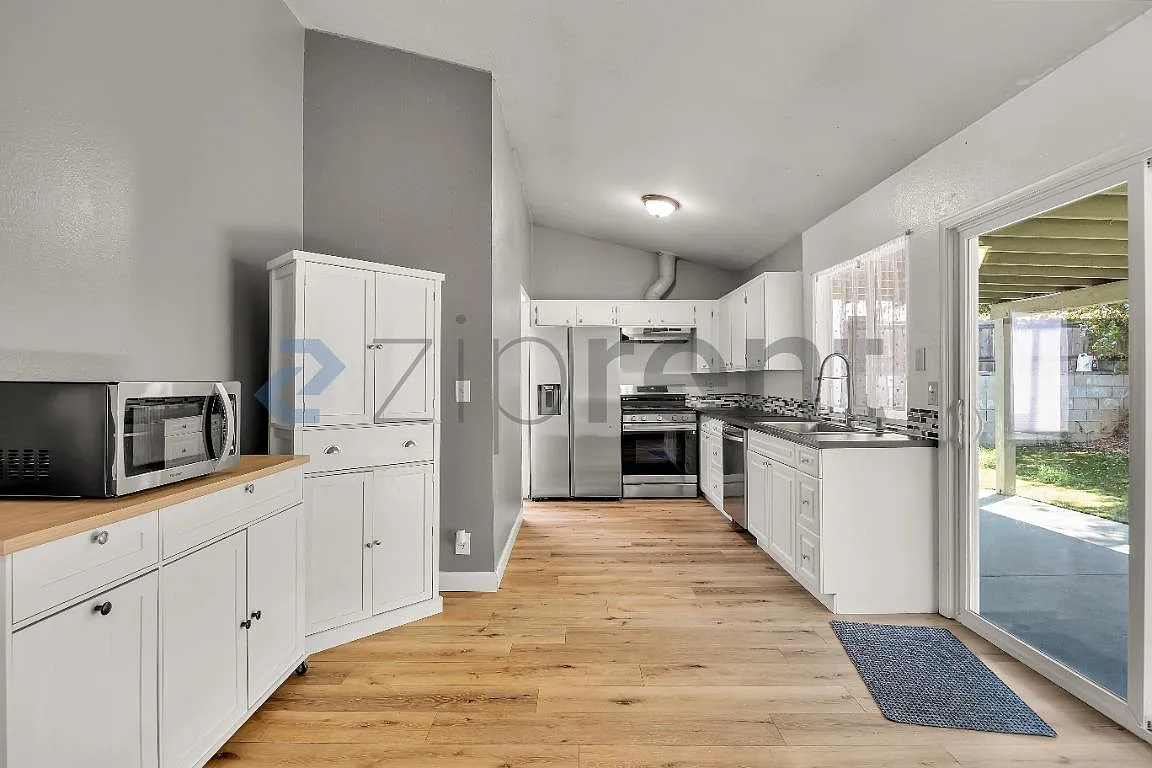3 bed, 1200 sqft, $3,700 — Photo 4