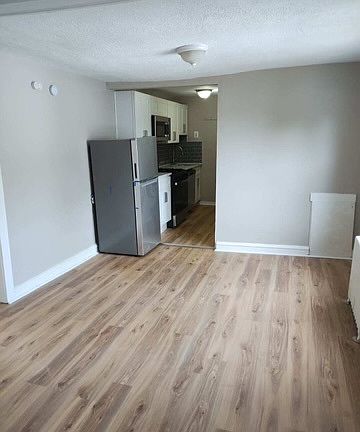 5th image of 100 E Holly Ave