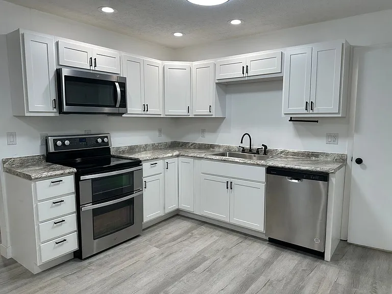 975 Lisa Ave — Photo 8