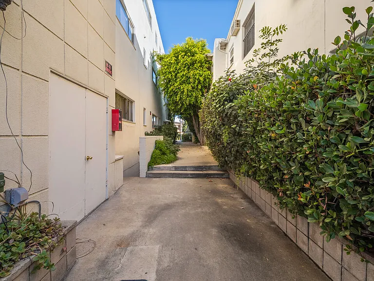 9904 Robbins Dr — Photo 27