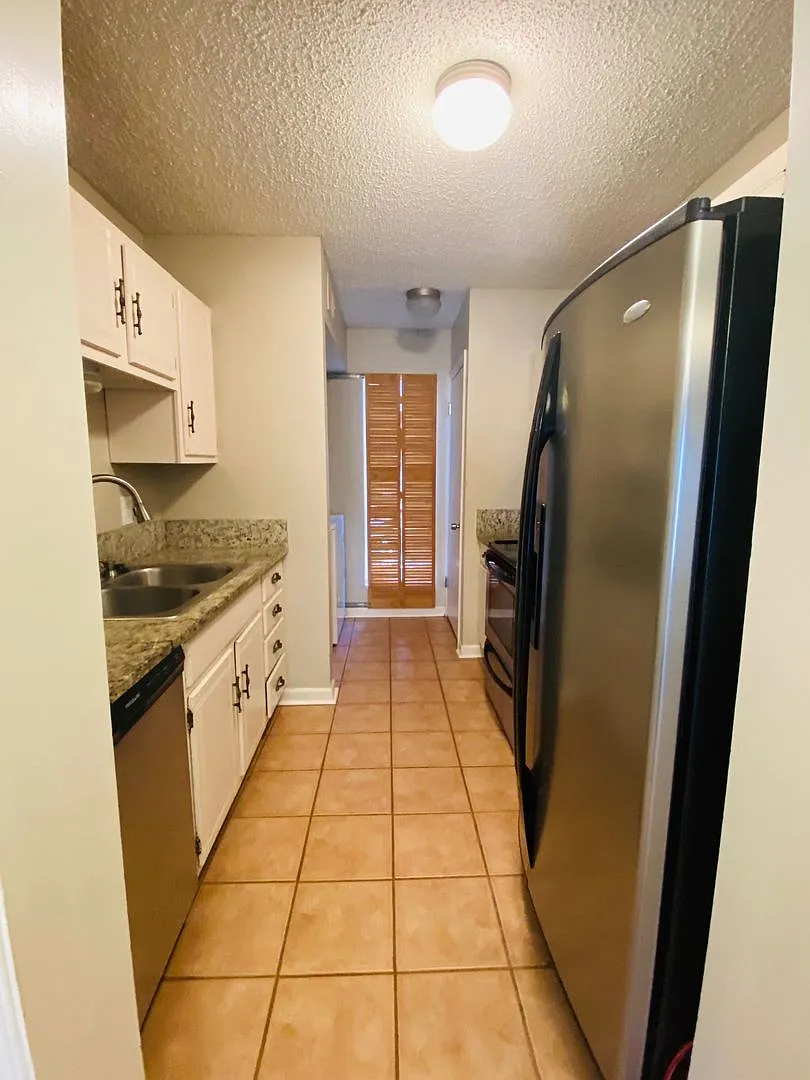3 bed/1.5 bath townhome right off of I-49 — Photo 4