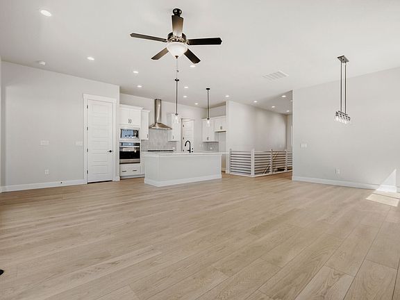 8720 San Diego - Living Area