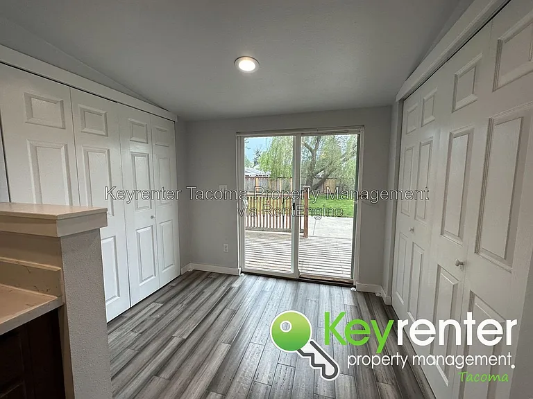 1402 E 52nd St — Photo 8