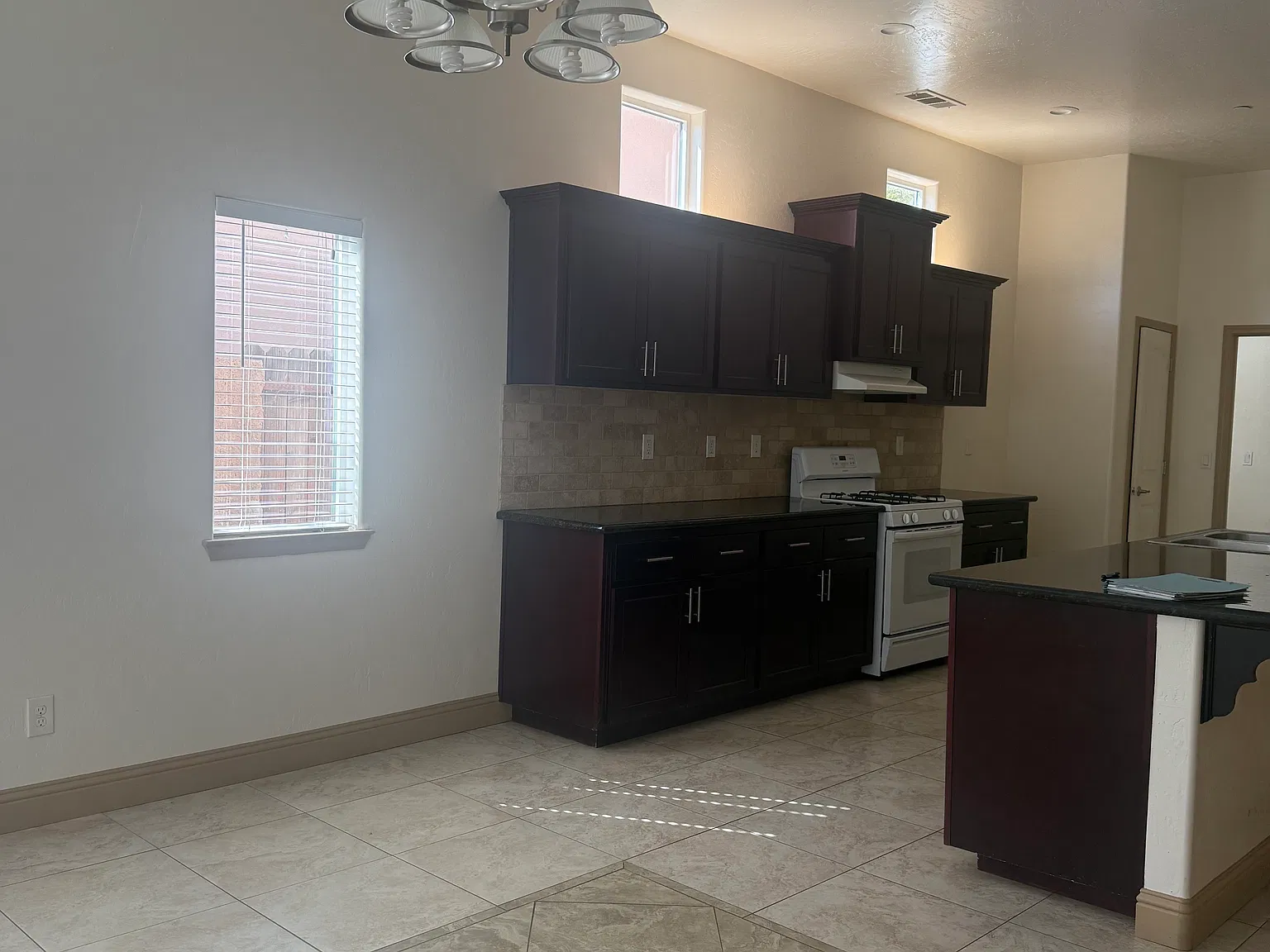 4 bed, 2012 sqft, $2,400 — Photo 2
