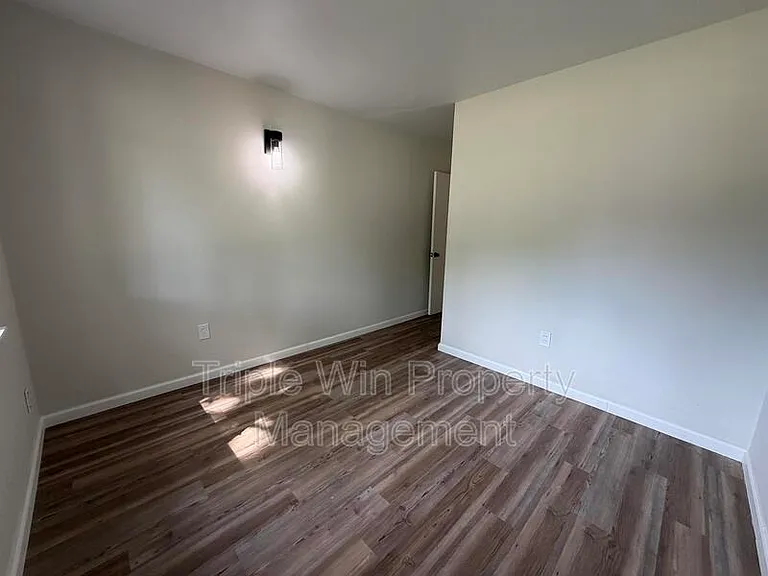 945 Paddock Dr — Photo 17