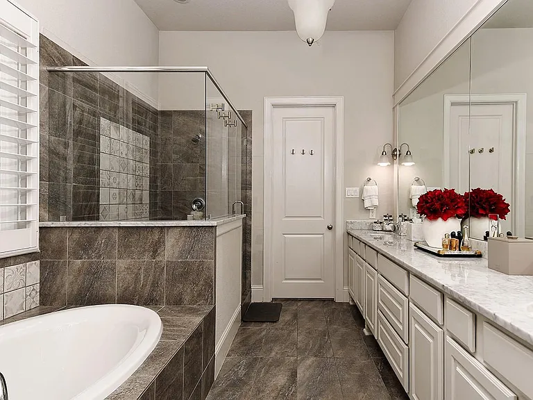 114 Crescent City Dr — Photo 15