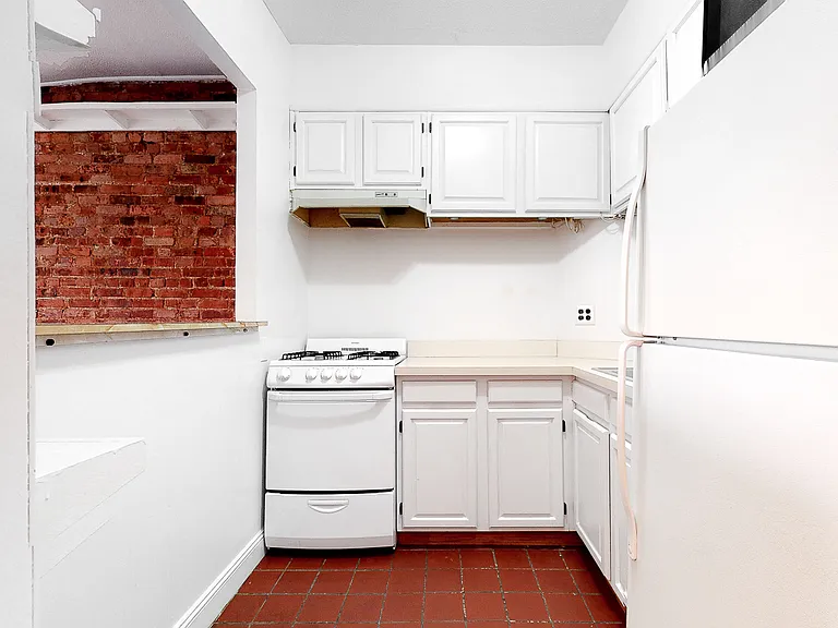 107 Smith St #3R — Photo 3
