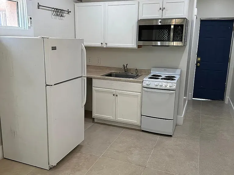 2410 E 1st St #B — Photo 5