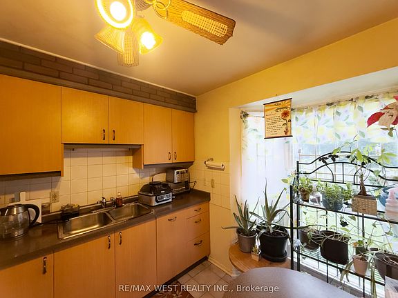 3rd image of 19 Gosford Blvd #3
