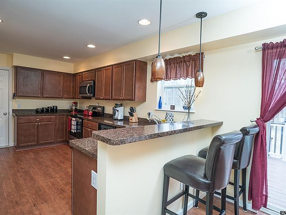 4th image of 16 River Rock Dr