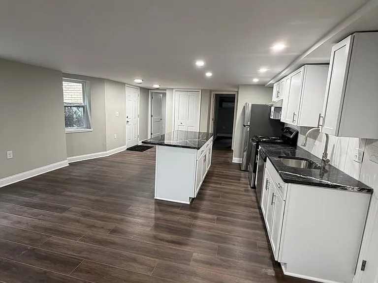 445 E Grand Blvd — Photo 11