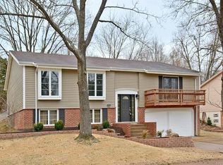450 Maymont Dr, Ballwin, MO