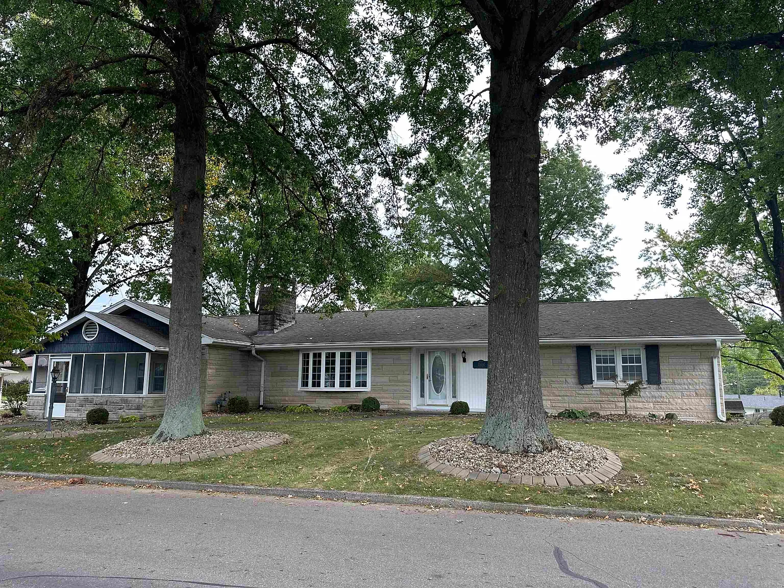 1904 Circle Dr photo 1