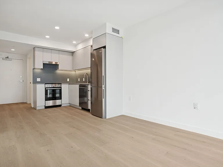 5670 Cambie St — Photo 15