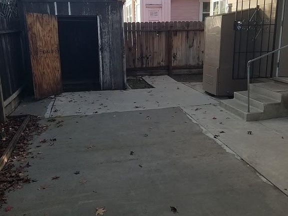 3rd image of 834 E Dudley Ave