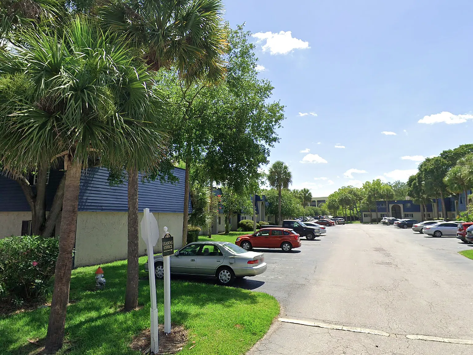 Sumerset Apartments — Photo 1