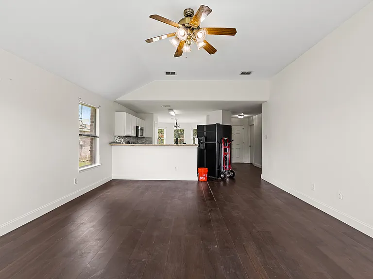 709 Chelsea Dr — Photo 4
