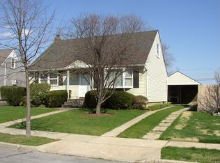 38 Seymor Ln, Hicksville, NY 11801