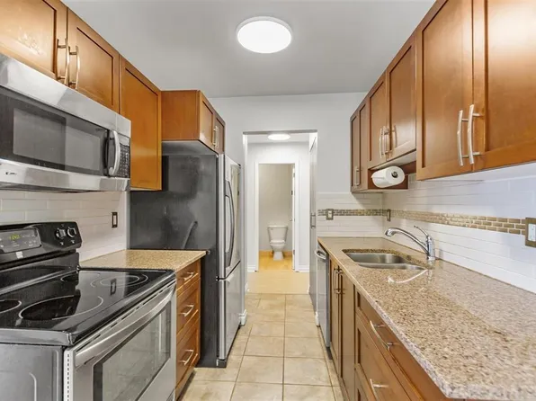 590 Whiting Way #112, Coquitlam, BC V3J 3R9