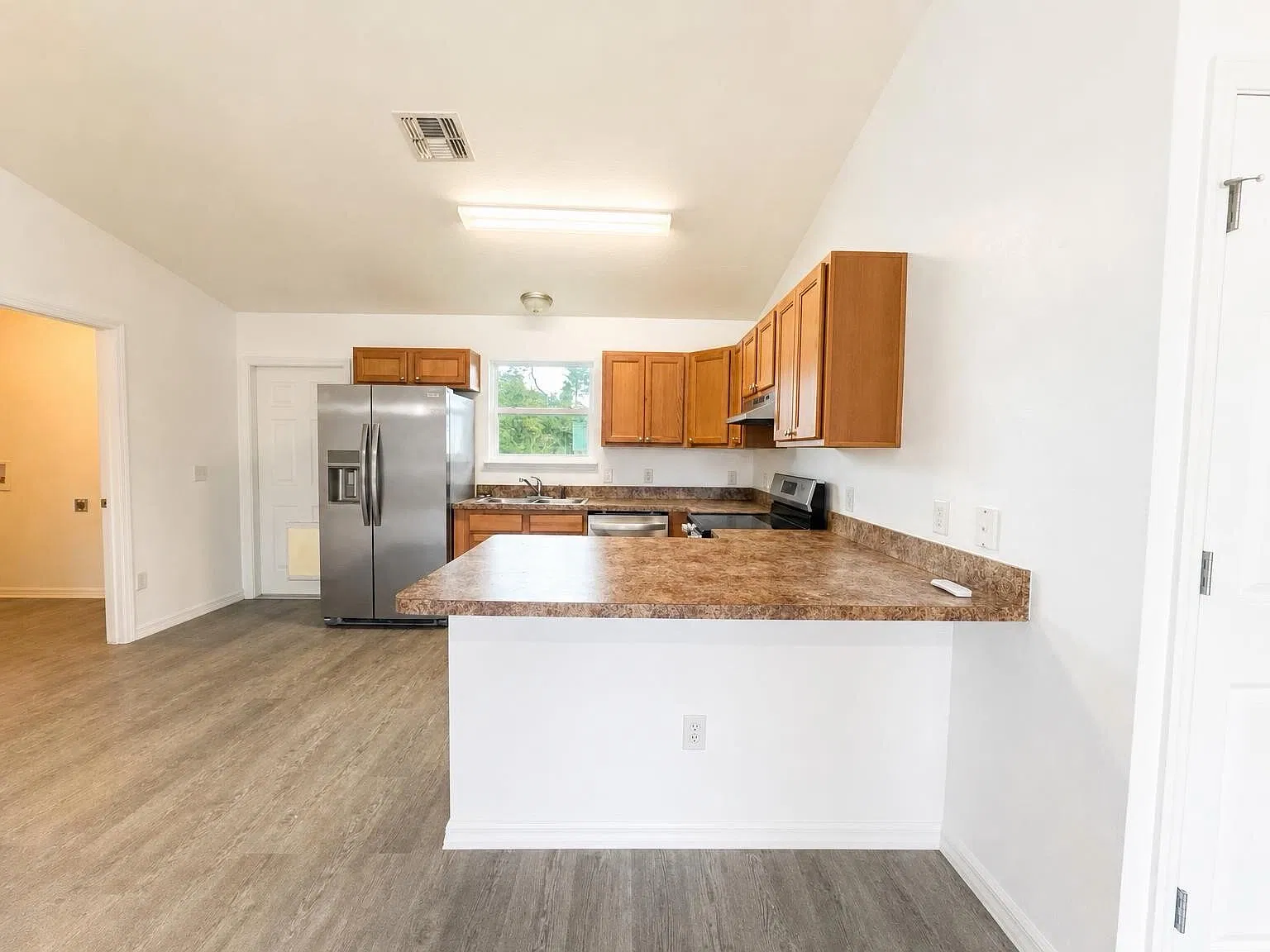 3 bed, 2.0 bath, 1020 sqft, $1,650 — Photo 2
