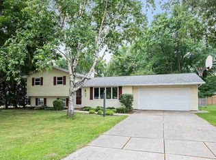 2367 S Serenade Ln, Green Bay, WI 54301