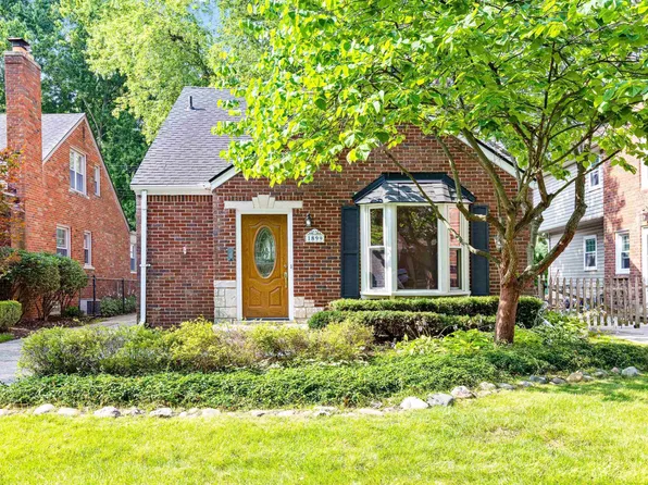 1899 Kenmore Dr, Grosse Pointe Woods, MI 48236