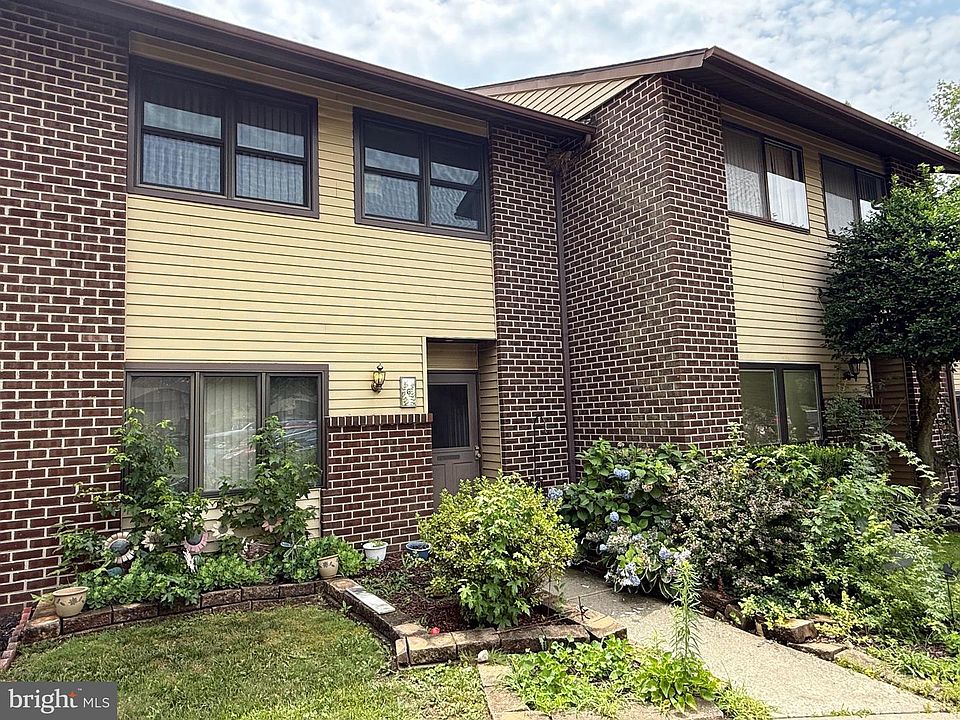 1st image of 6 Buckthorn Ct