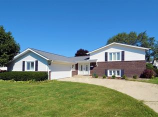 1923 N Shenandoah Dr, Arlington Heights, IL 60004