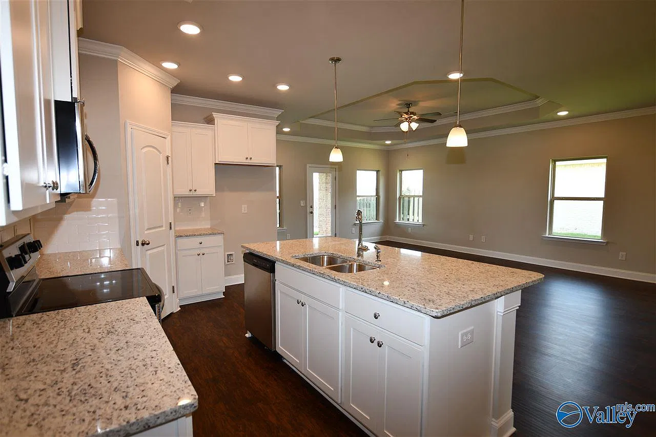 4 bed, 2.0 bath, 1946 sqft, $1,995 — Photo 2