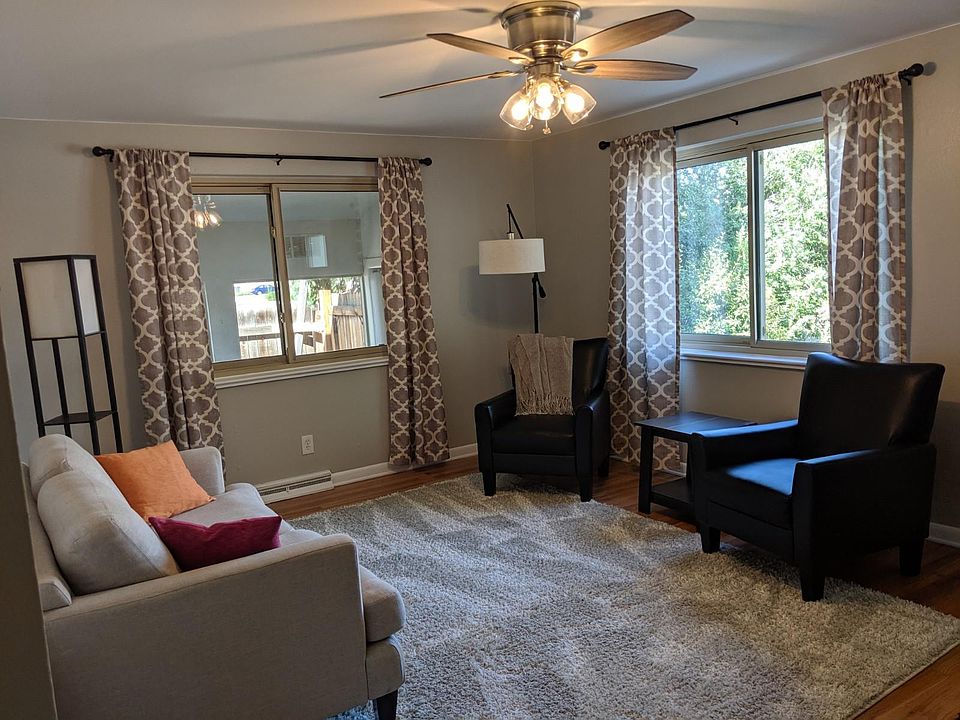 Upstairs living room pic 2.