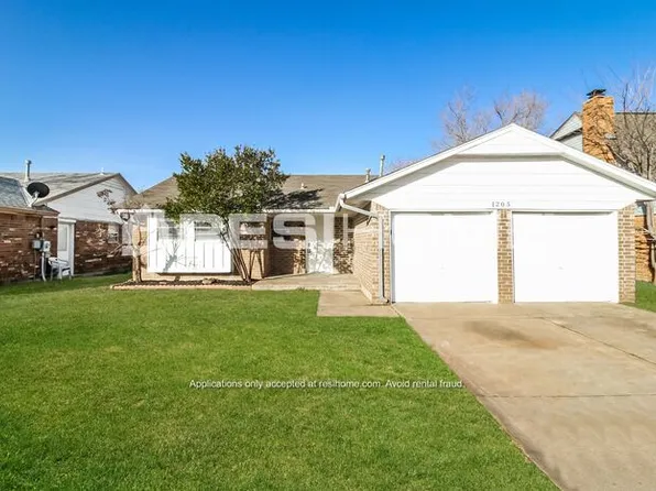 1205 Cavalier St, Moore, OK 73160