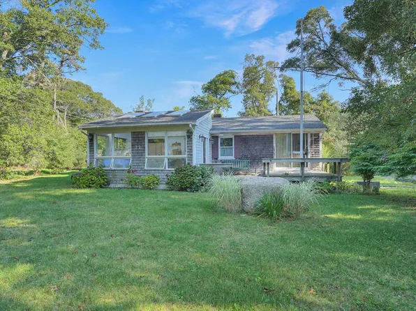 22 Oklahoma Ave, Tisbury, MA 02568