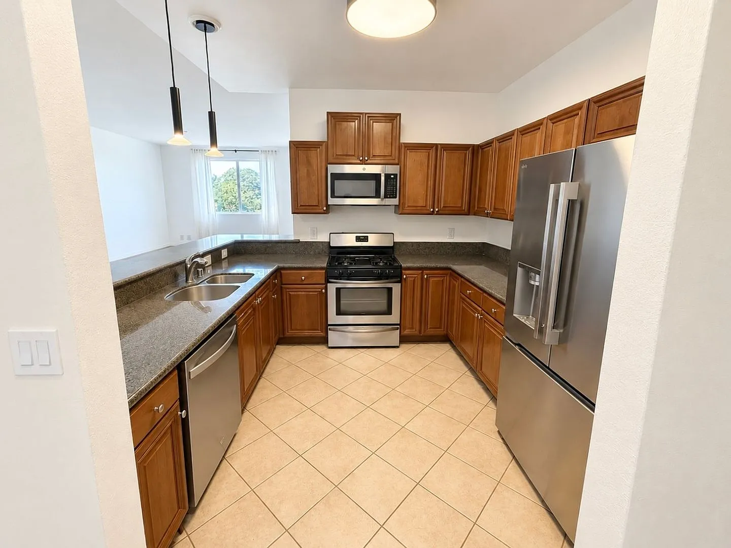 Spacious Corner 2BR Condo in Van Nuys — Photo 4