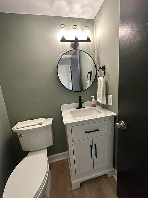 Powder room - 2301 Valparaiso St