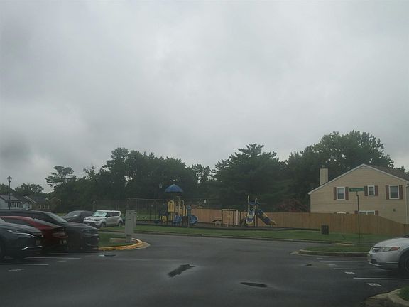 4th image of 315 Woodside Pl