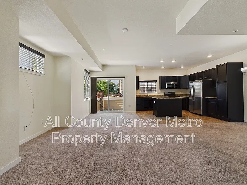 2 bed, 2.5 bath, 1955 sqft, $2,235 — Photo 3