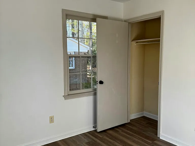 102 Busbee Ct — Photo 3