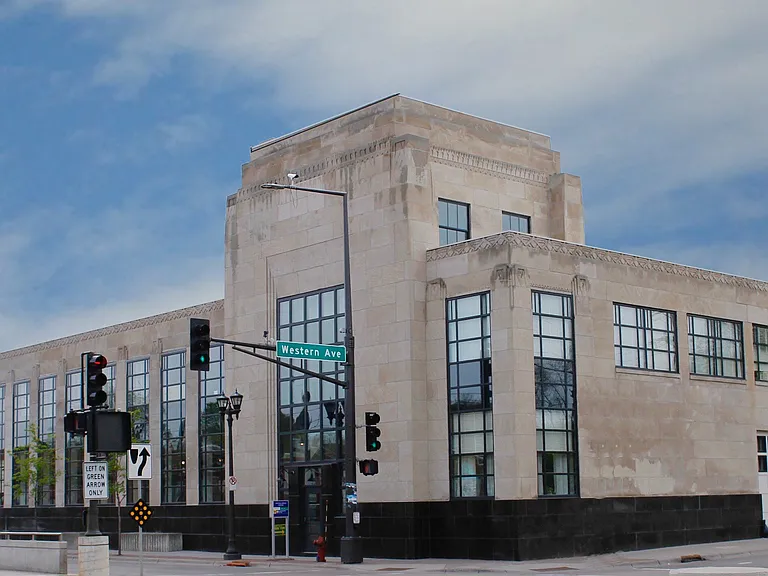 360 University Ave W — Photo 2