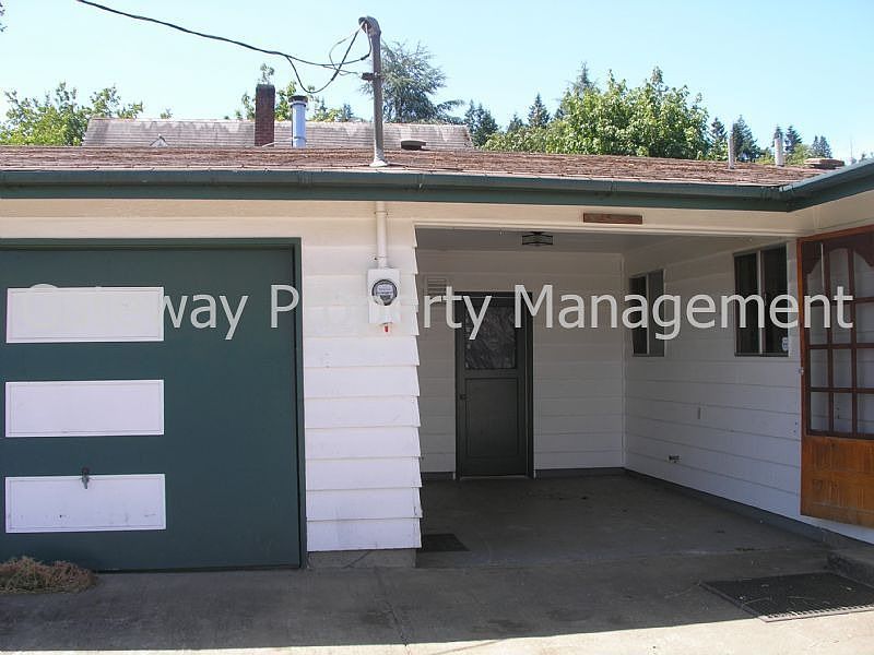 2nd image of 218 S 8th St
