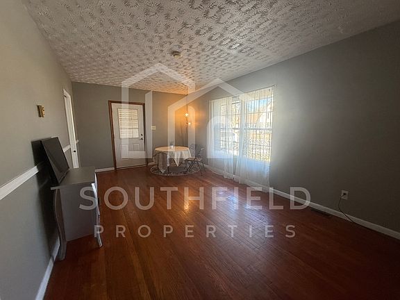 3rd image of 5881 Elm St