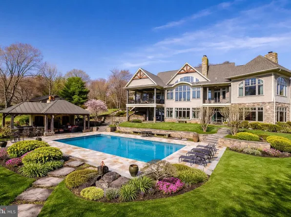 1017 Windswept Dr, Great Falls, VA 22066