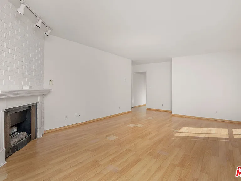 953 4th St #300 — Photo 7