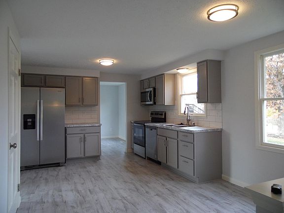 4th image of 901 Twin Oaks Cir