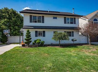 16 Mercury Ln, Levittown, NY 11756