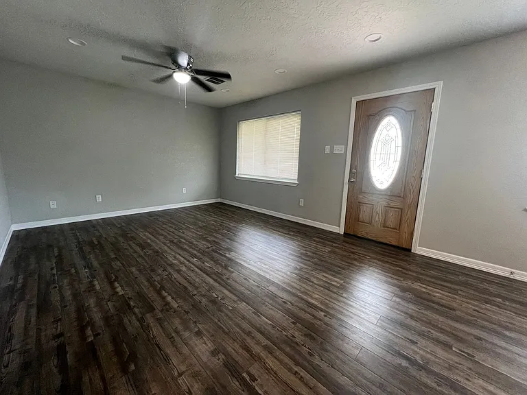 6407 NW Euclid Ave — Photo 3