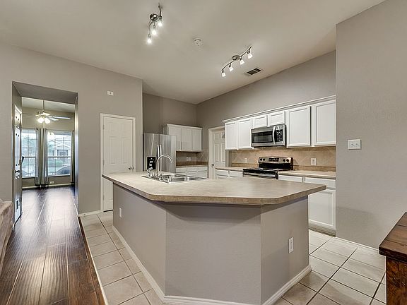 3rd image of 305 Bayberry Dr