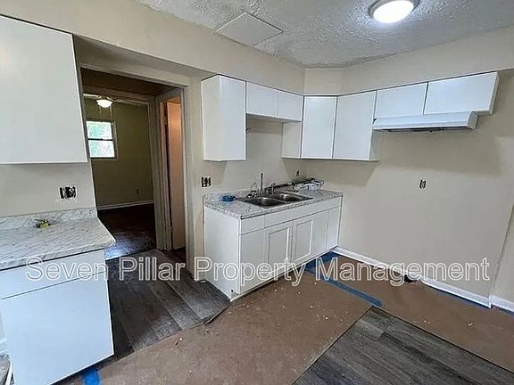 4th image of 323 S Napoleon Ave