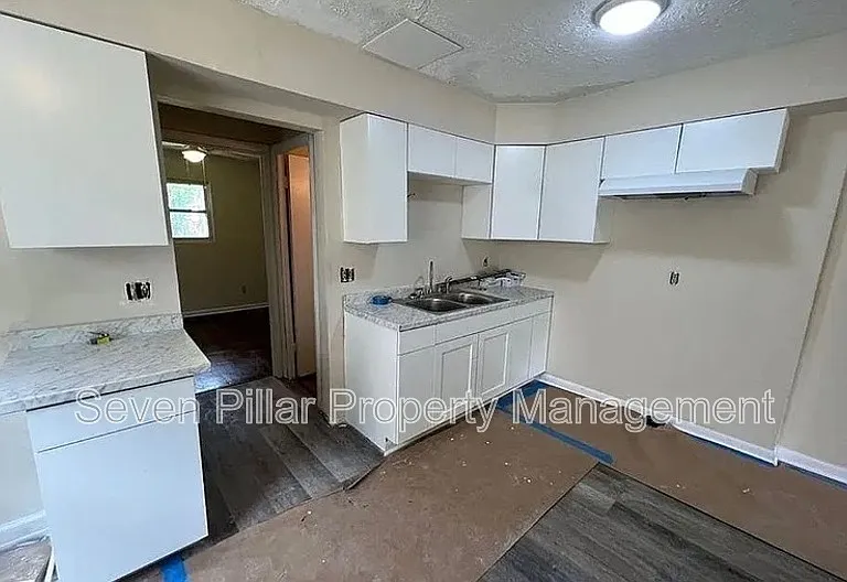 323 S Napoleon Ave — Photo 4