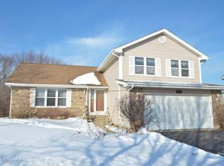 1176 Holly Ln, Algonquin, IL 60102